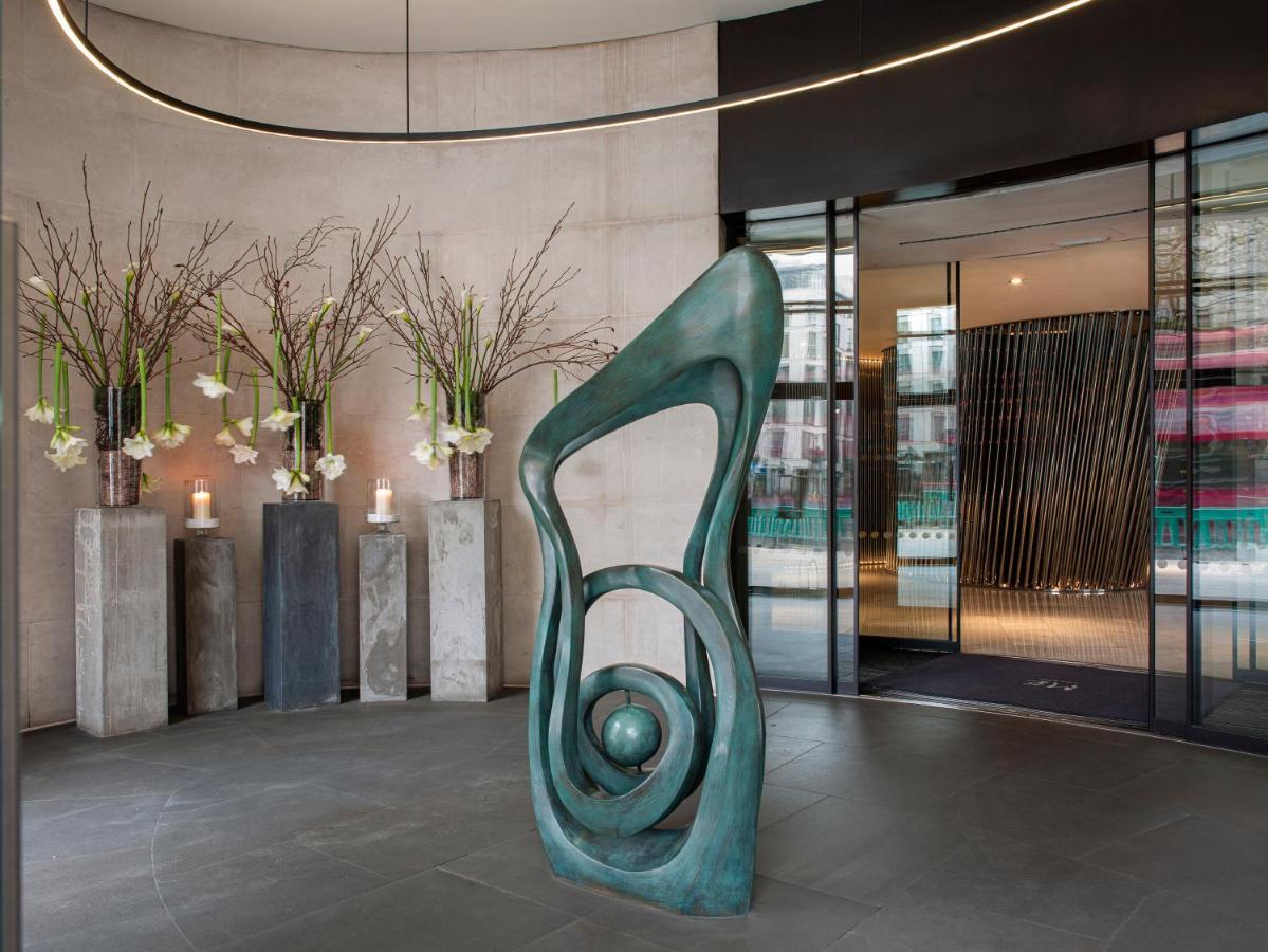 Hotel Me London By Melia - Covent Garden Esterno foto The sculpture "The Guardian" by artist Mark Manders