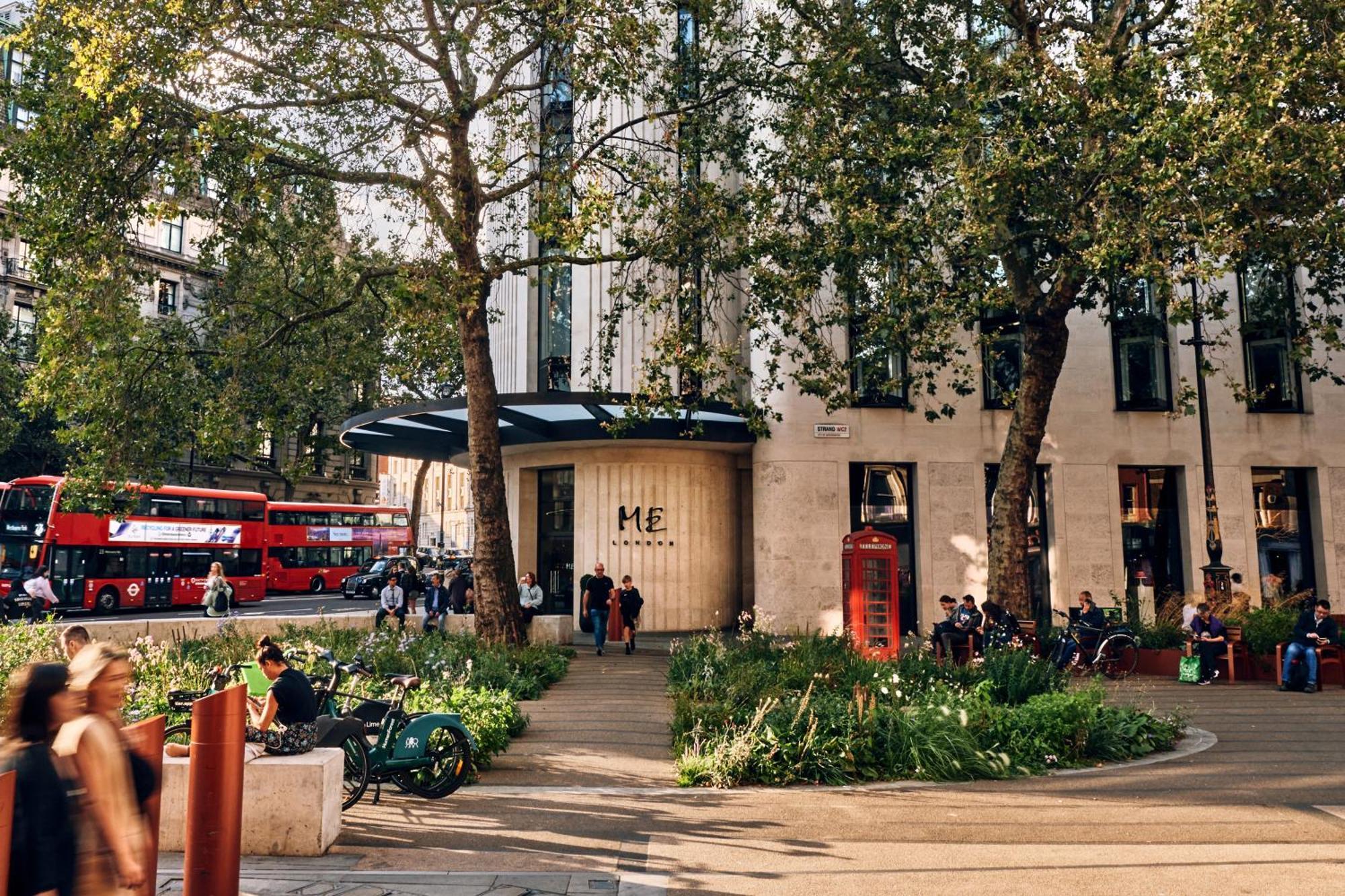 Hotel Me London By Melia - Covent Garden Esterno foto The entrance to the station
