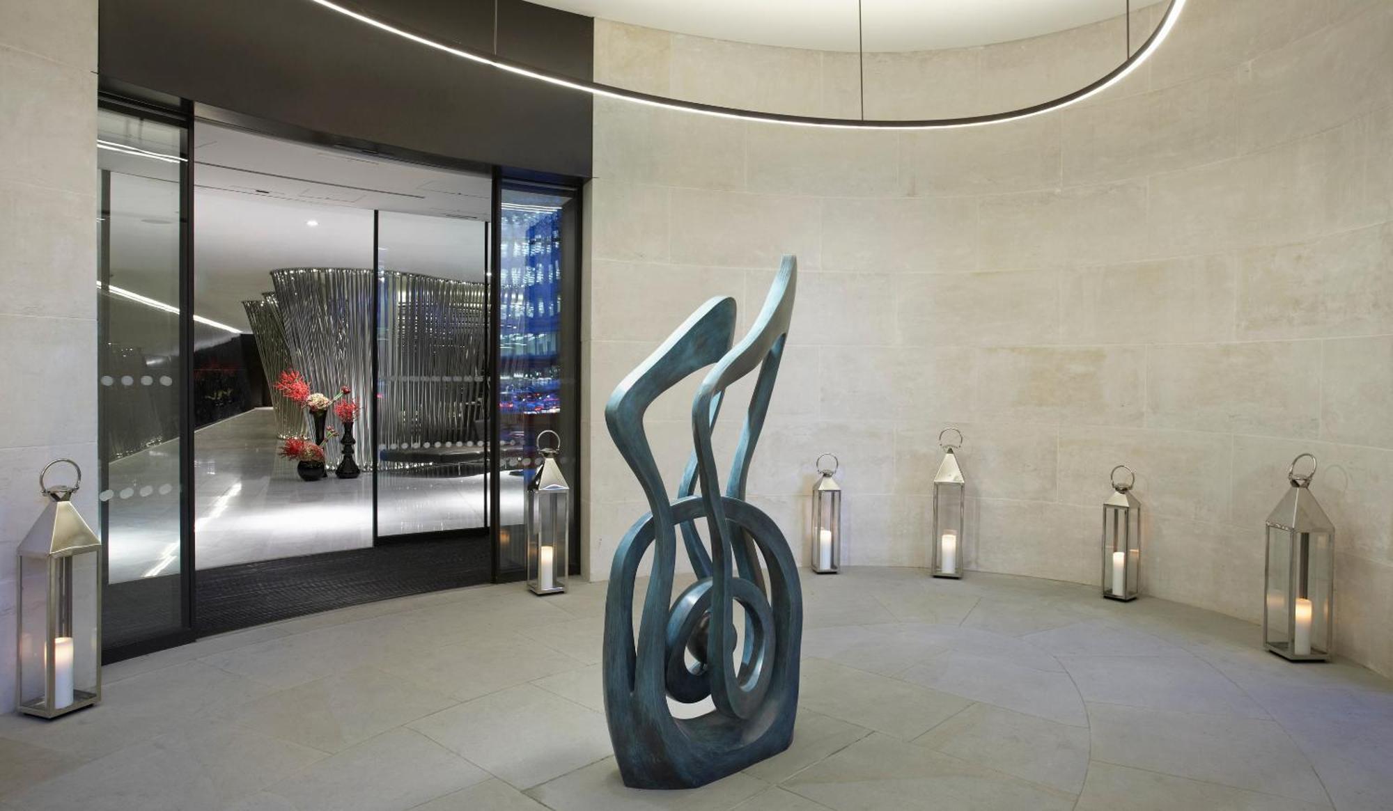 Hotel Me London By Melia - Covent Garden Esterno foto The sculpture in the entrance of the Mandarin Oriental, London
