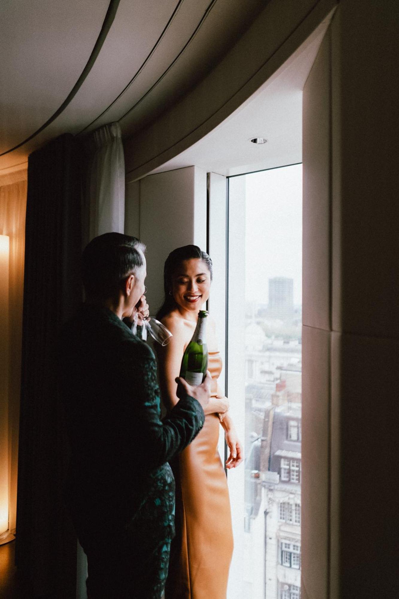 Hotel Me London By Melia - Covent Garden Esterno foto A couple drinking champagne