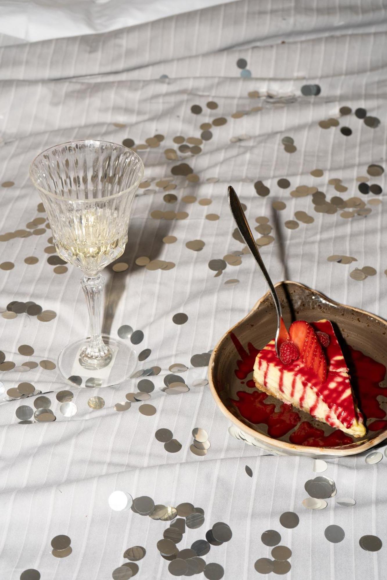 Hotel Me London By Melia - Covent Garden Esterno foto A glass of champagne and a piece of cake