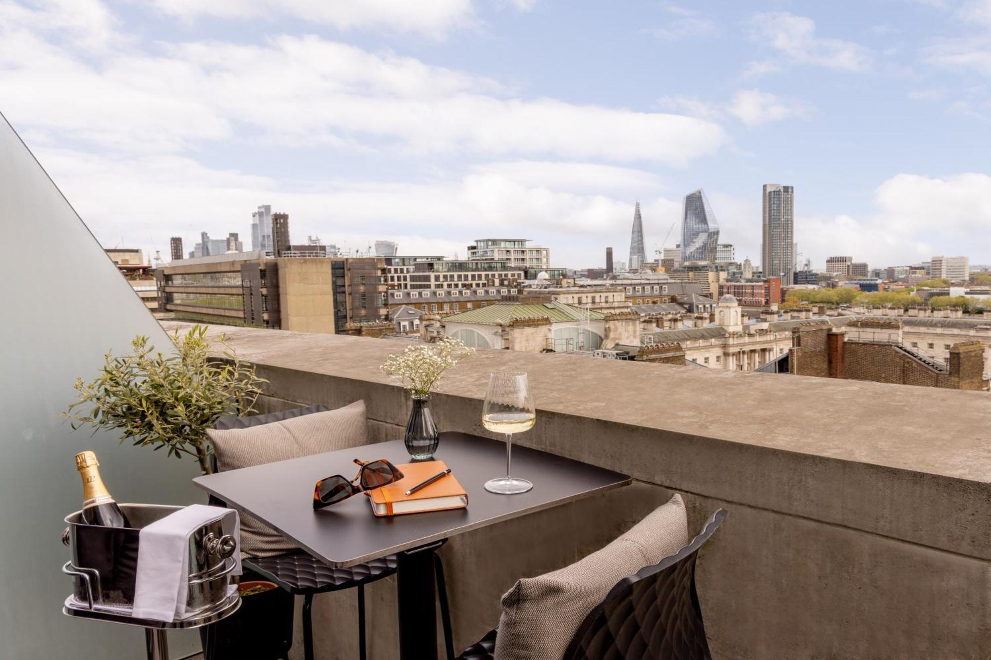 Hotel Me London By Melia - Covent Garden Esterno foto View from the balcony of a typical apartment