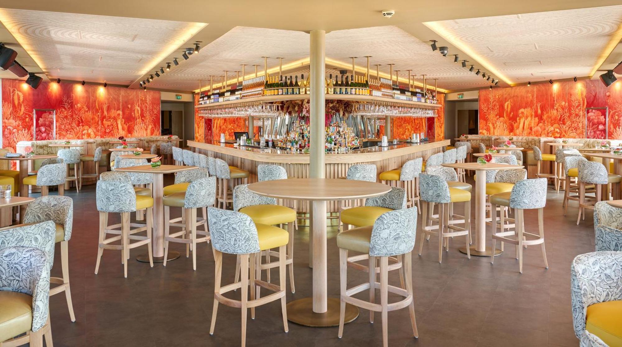 Hotel Me London By Melia - Covent Garden Esterno foto The bar on board